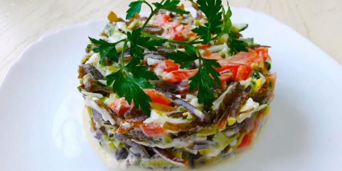 Opskrifter: Marine kål salat med laks, æg og agurker