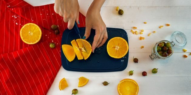 Stikkelsbær orange syltetøj: hak appelsinerne