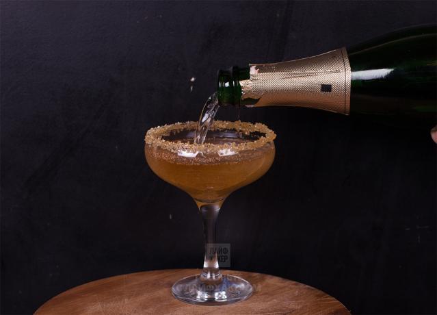 Apple cocktail med champagne: mix saft og champagne