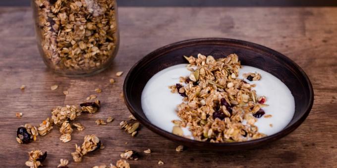 Ultrahurtig granola i en stegepande med tranebær og frø