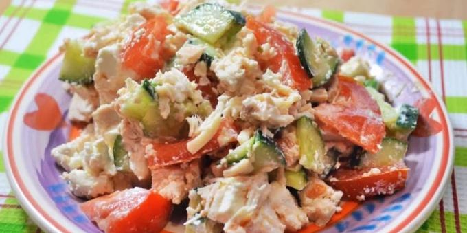 Salater uden mayonnaise: Salat med kylling, feta ost, tomat og agurk