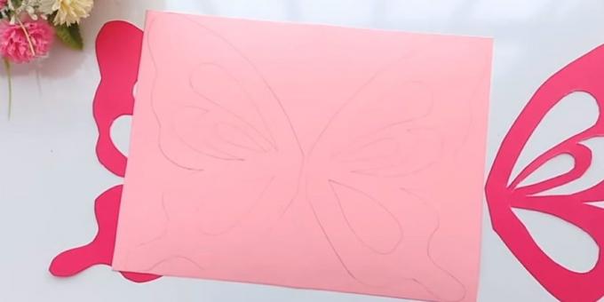 Fødselsdagskort med dine egne hænder: Vedhæft vinger til den lyserøde papir og cirkel