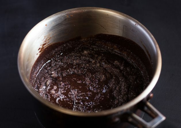 chokolade brownie opskrift: tilsæt sukker og kakao