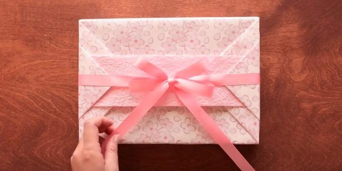 Hvordan til at pakke en gave til en rektangulær strimmel
