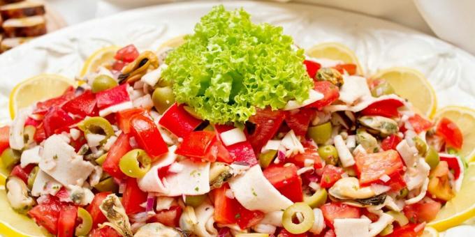 Salat med havcocktail, krabbestænger og oliven