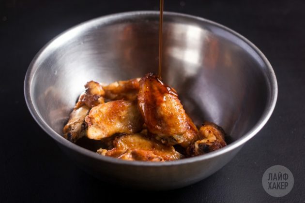 Sådan tilberedes sprøde vinger i ovnen: hæld glasuren over kødet og rør