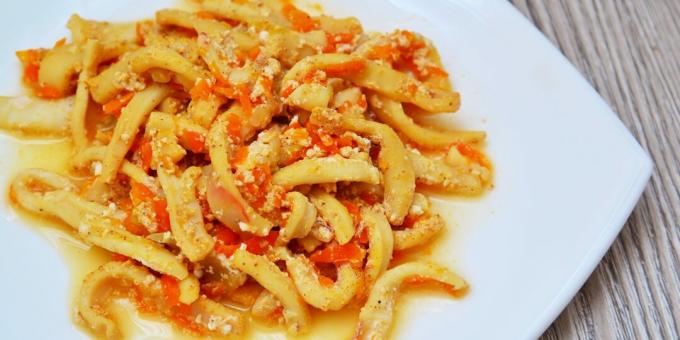 Stegt blæksprutte med creme fraiche og gulerødder: en simpel opskrift