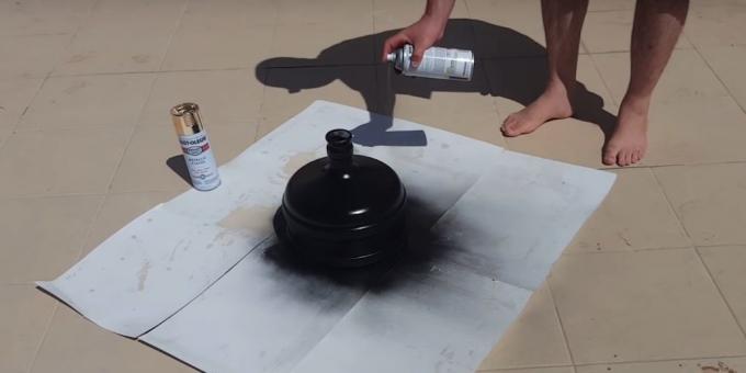 Chandelier egne hænder: udenfor dækning med sort maling og tør