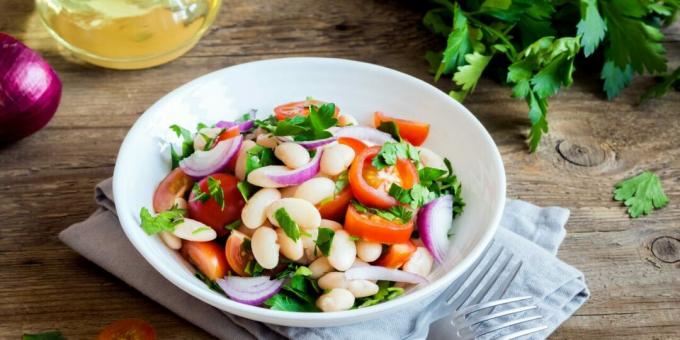 Simpel salat med bønner og tomater