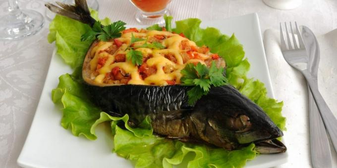 Fyldt makrel med grøntsager og ost