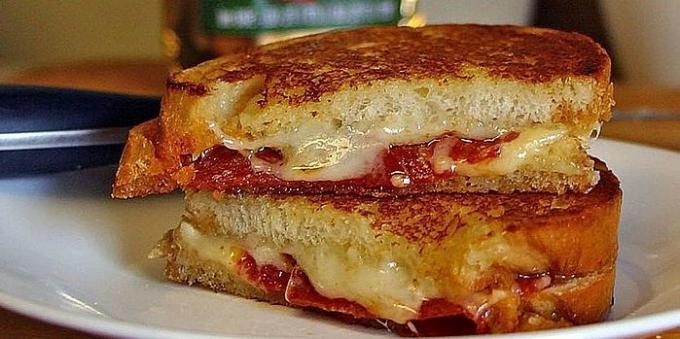 Opskrifter til grillen: Sandwich med ost og pølse