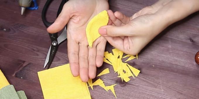 Sådan laver du en buket slik med dine egne hænder: skær kronblade