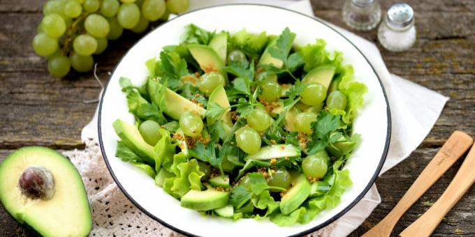 Salat med druer, avocado og agurk