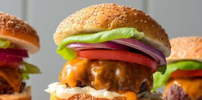 Opskrifter til grillen: burgere med oksekød kotelet