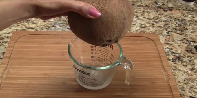 Sådan opdeles en kokosnød: dræn vandet 