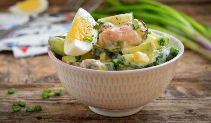 Salat med muslinger, agurk og æg