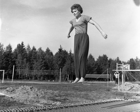 Tereshkova øve på trampolinen, 1963