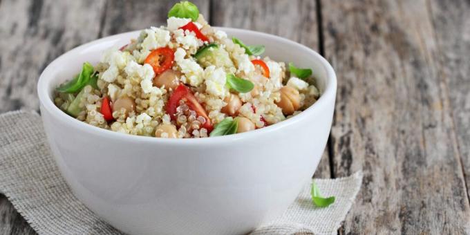 Salat med quinoa, feta og kikærter