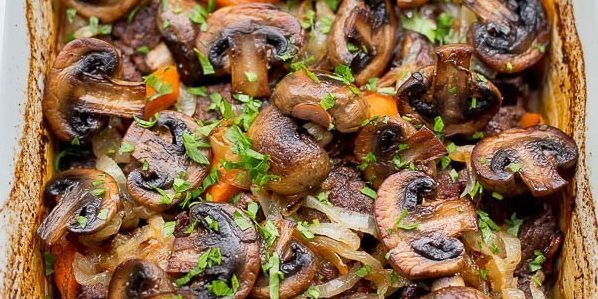 Hvordan at lave mad oksekød i ovnen: oksekød med grøntsager og svampe i vin