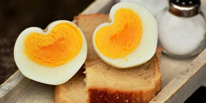 Kogte æg med creme fraiche og brød - velsmagende og billigt