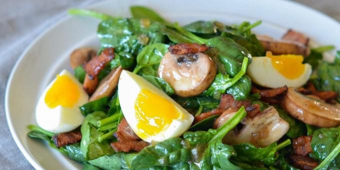 Salat med spinat, bacon og æg