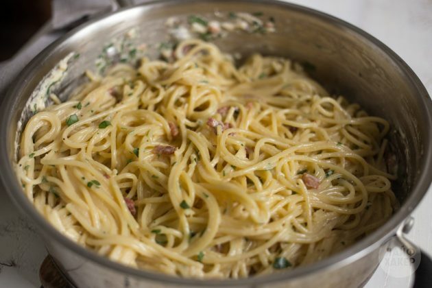 Sådan laver du carbonara pasta: Tilsæt sauce, bacon og urter til spaghetti