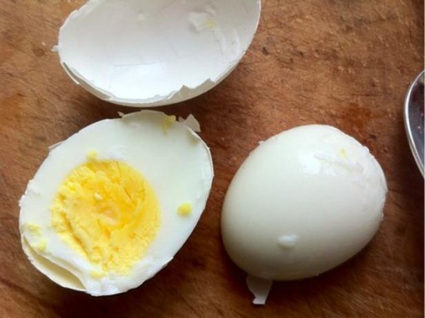 Køkken tricks: hvordan du hurtigt ren kogte æg