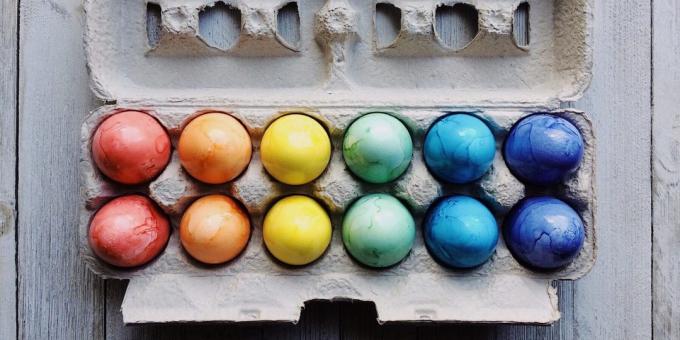 Hvordan til at farve æg med andre naturlige farvestoffer
