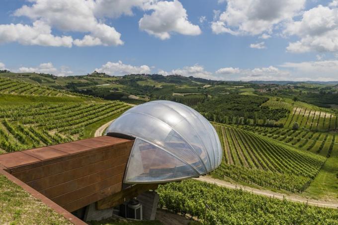 Europæisk arkitektur: Ceratto Winery med udsigt over vinmarkerne i Alba