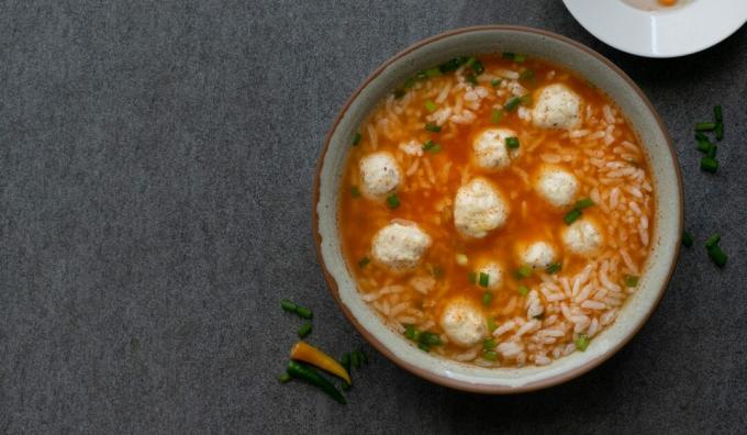 Diæt suppe med kødboller, ris og tomater