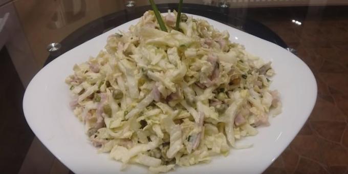 frisk salat: Salat med grønne ærter kål, pølse og
