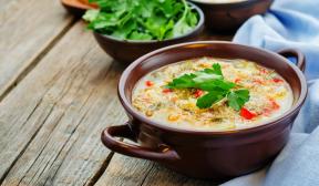 Suppe med quinoa, kalkun, grønne ærter og spinat