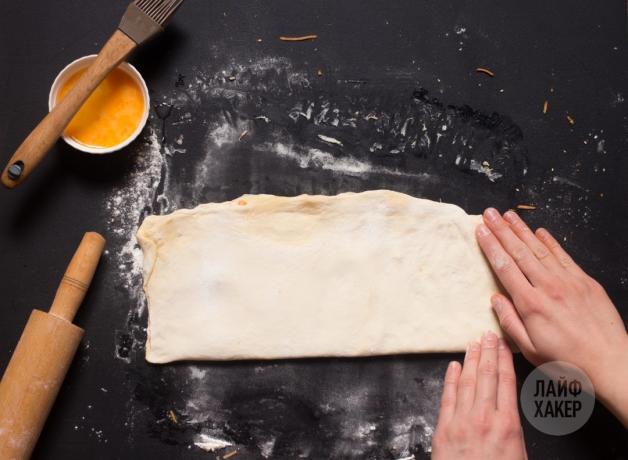 Sådan koger ost pinde: Fold dejen i halve