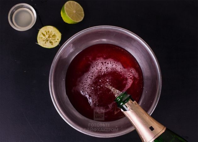 Champagne Rosmarin Granatæble Cocktail: Hæld granatæblejuice og champagne i