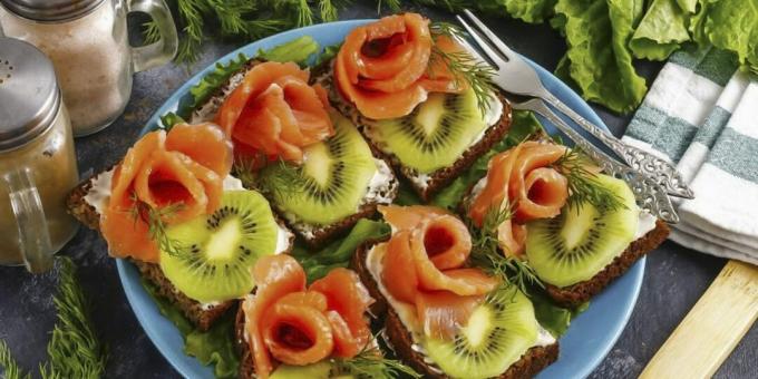 Sandwich med rød fisk og kiwi