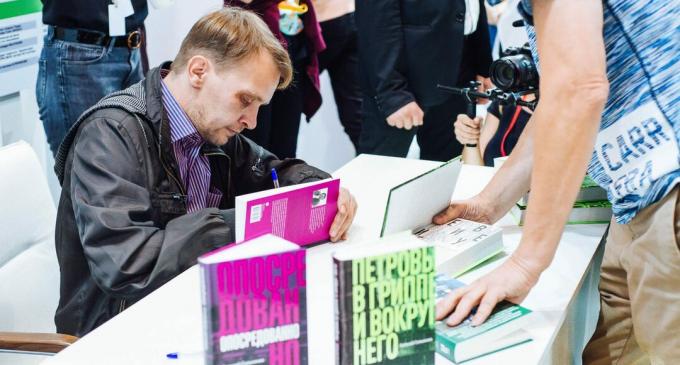 Alexey Salnikov underskriver bøger til læsere