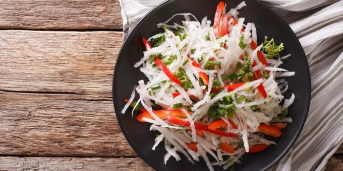 Let salat med daikon og sød peber