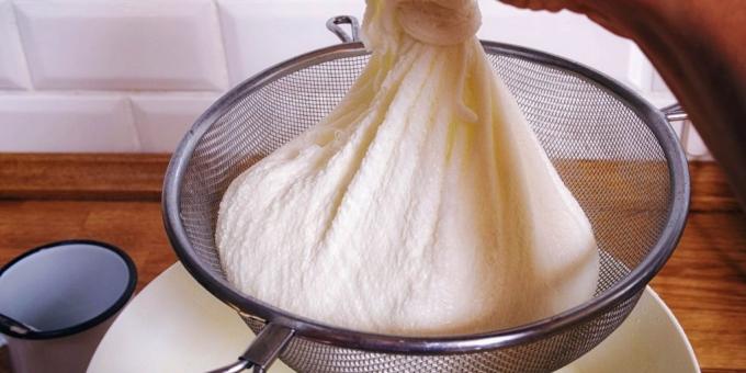 Hvordan laver hjemmelavet ost: slippe af serummet