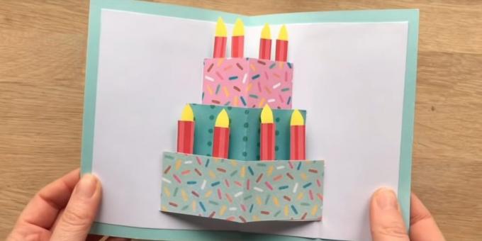Sådan laver et lykønskningskort med en fødselsdagskage med sine hænder