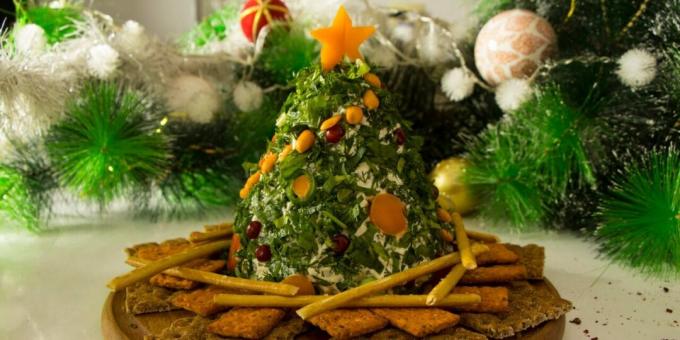 Nytårssnack med ost og skinke i form af et juletræ