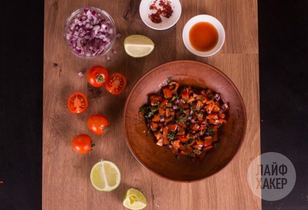 Lav tomat Quesadilla Salsa med kylling og majs