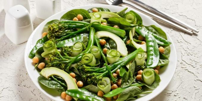 Salat med broccoli, ærter og avocado