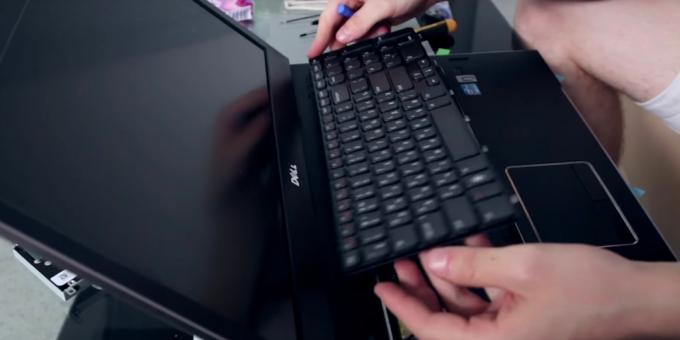 Berøringsorganerne mediator smæklåse på omkredsen af ​​tastaturet og løft forsigtigt til ren laptop