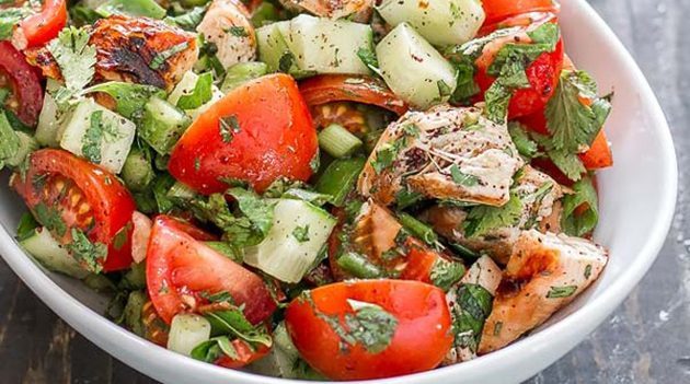 Sund salat med kylling, grøntsager og fetaost