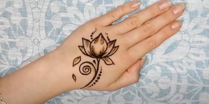 Henna tegninger på hånden: henna lotus tegning