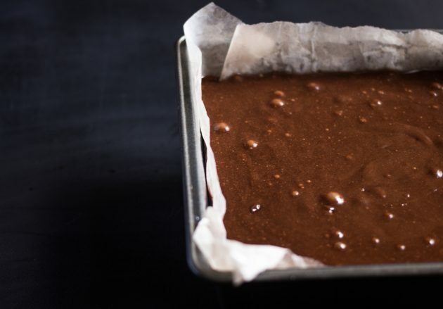 chokolade brownie opskrift: hæld dejen i formen