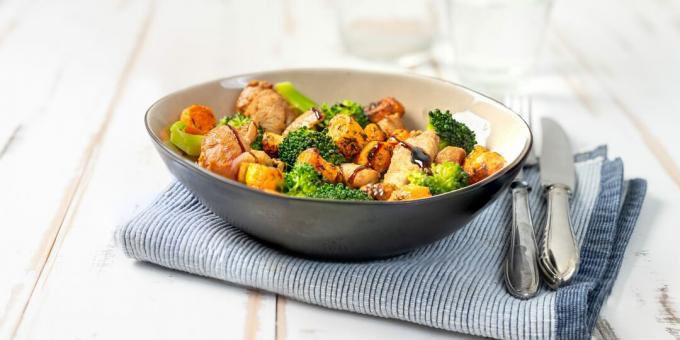 Krydret salat med kylling, broccoli og oliven