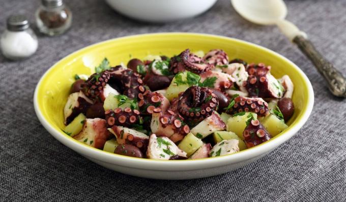Varm salat med blæksprutte og kartofler