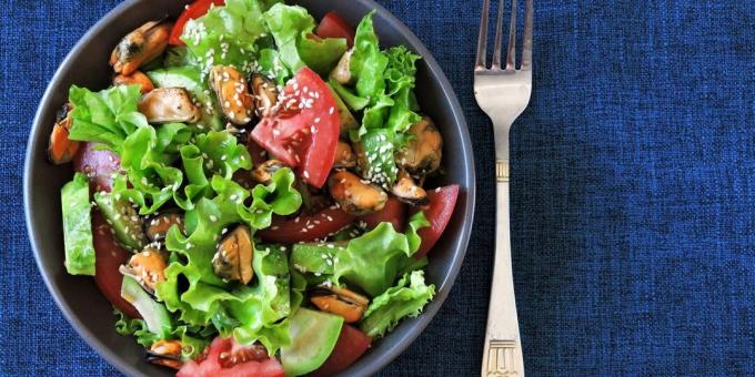 Salat med muslinger, avocado og tomater