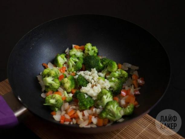 Sådan laver du stegt ris: hugg grøntsager